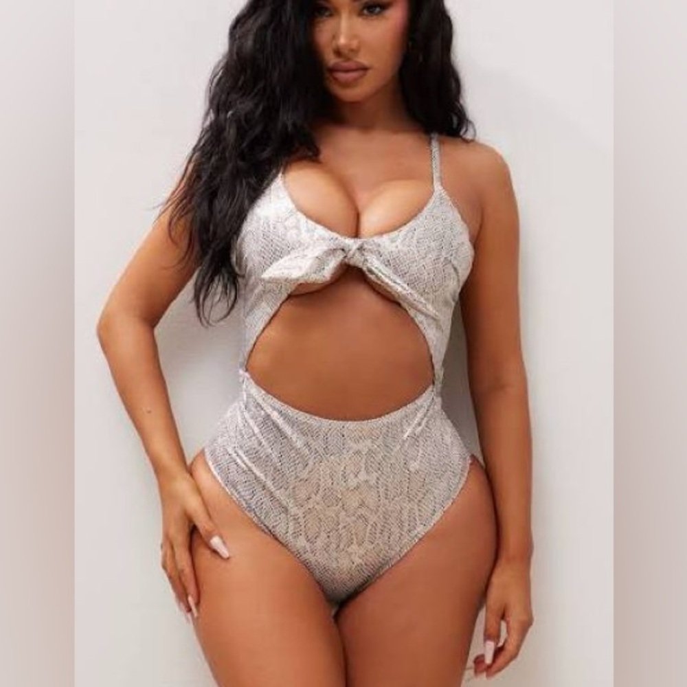 NWT one piece monokini white w snake print size 2x